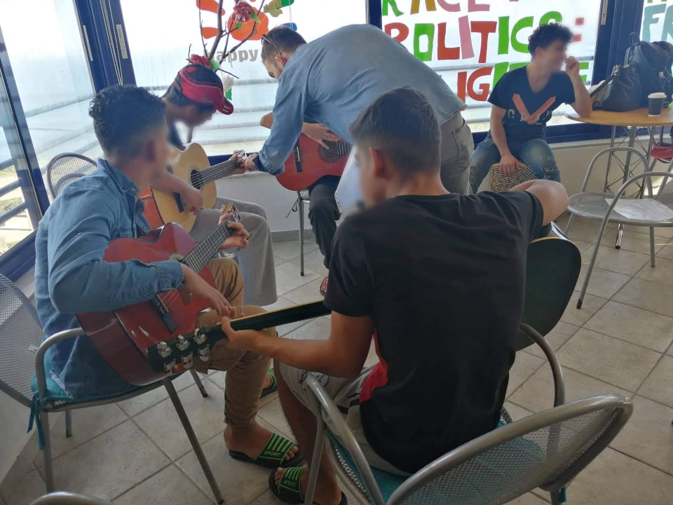 Μαθήματα κιθάρας σε ασυνόδευτους πρόσφυγες από το Πρόγραμμα Προαγωγής Αυτοβοήθειας Λάρισας