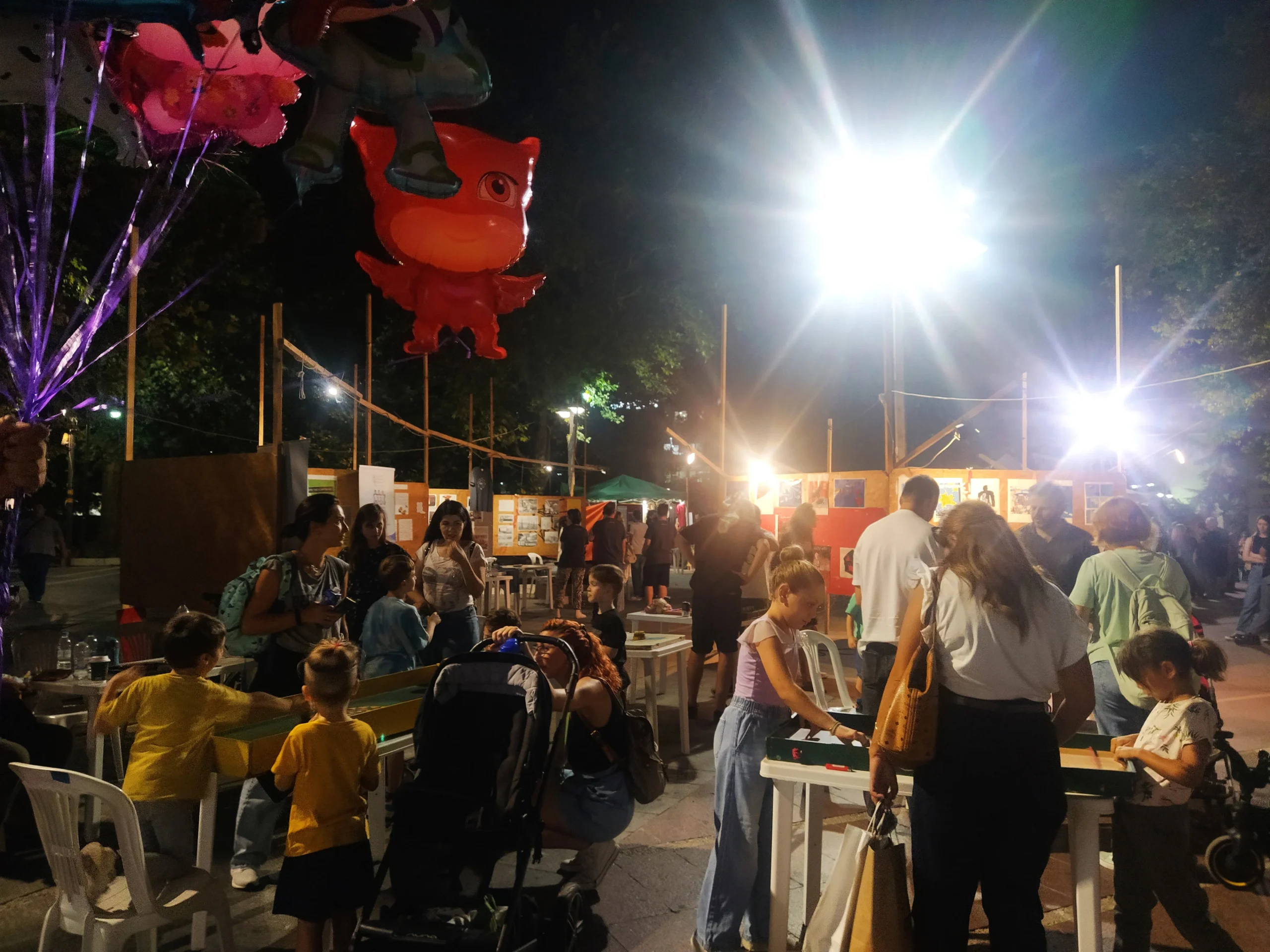 Το Πρόγραμμα Προαγωγής Αυτοβοήθειας Λάρισας συμμετείχε στο 20ο Αντιρατσιστικό Φεστιβάλ της πόλης, που διοργάνωσε η Αντιρατσιστική Πρωτοβουλία Λάρισας, την Παρασκευή 22/9 και Σάββατο 23/9/2023 στον χώρο της Κεντρικής Πλατείας. Στο φετινό φεστιβάλ το Πρόγραμμα Προαγωγής Αυτοβοήθειας , ορμώμενο από την σύγχρονη πραγματικότητα των φυσικών καταστροφών στη Θεσσαλία, διοργάνωσε ένα συμμετοχικό εργαστήρι κολλάζ με τίτλο «Ένα ποτάμι εικόνες» . Στόχος του εργαστηρίου ήταν να αποτυπωθεί ένα συλλογικό μήνυμα αλληλεγγύης και αντιρατσισμού για το 20ο Αντιρατσιστικό Φεστιβάλ. Παράλληλα μικροί και μεγάλοι είχαν την ευκαιρία να μάθουν, να παίξουν και να ψυχαγωγηθούν με τα «Παιχνίδια του Κόσμου». Το Πρόγραμμα Προαγωγής Αυτοβοήθειας Λάρισας στο 20ο Αντιρατσιστικό Φεστιβάλ Λάρισας